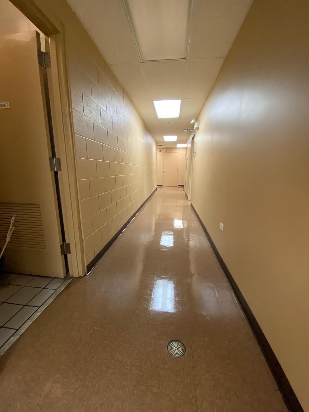 Freshly waxed commercial hallway floor with high-gloss finish by Evinco Services in Oak Lawn IL
